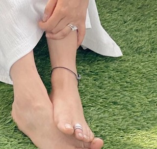 Pranitha feet photo 15