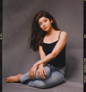 Pranitha feet photo 13