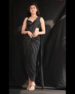 Pranitha feet photo 4