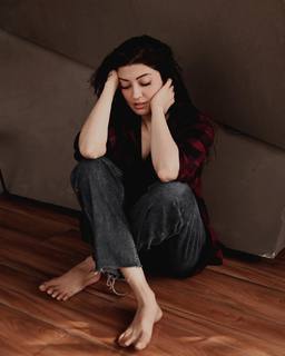 Pranitha feet photo 1