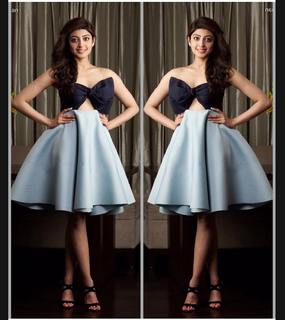 Pranitha feet photo 14