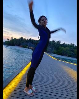 Pranitha feet photo 6