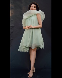 Pranitha feet photo 16