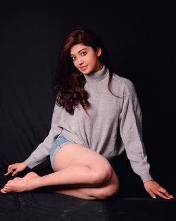 Pranitha feet photo 11