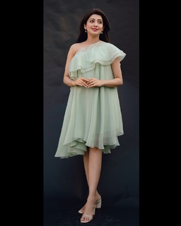 Pranitha feet photo 5