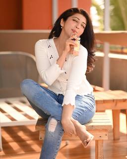 Pranitha feet photo 1