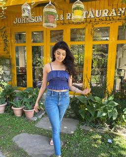 Pranitha feet photo 7