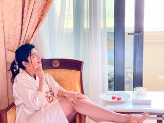 Pranitha feet photo 3