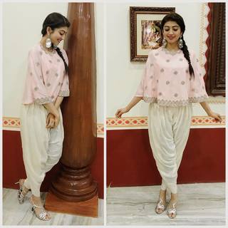 Pranitha feet photo 20
