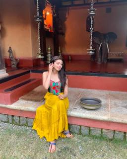 Pranitha feet photo 17