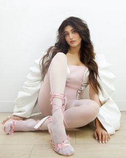 Pranitha feet photo 13