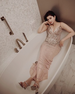 Pranitha feet photo 12