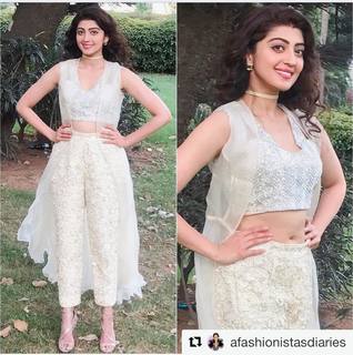 Pranitha feet photo 10