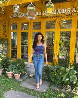 Pranitha feet photo 8