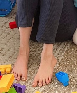 Pranitha feet photo 7