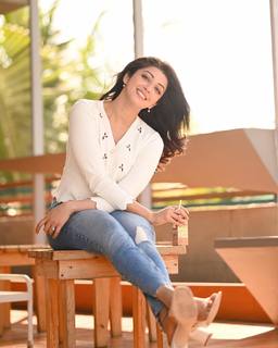 Pranitha feet photo 5