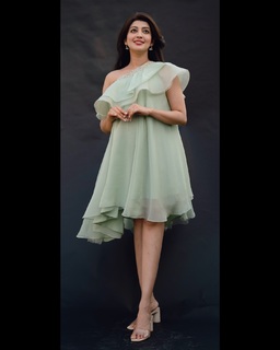 Pranitha feet photo 2