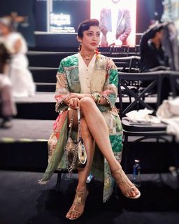 Pranitha feet photo 17