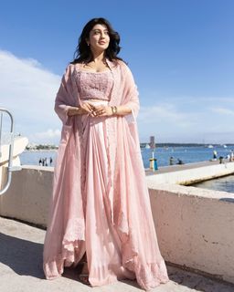 Pranitha feet photo 17