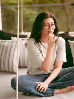 Pranitha feet photo 4