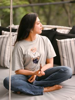 Pranitha feet photo 3