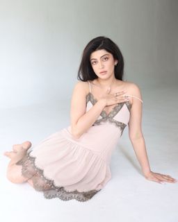 Pranitha feet photo 12