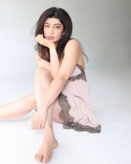 Pranitha feet photo 11