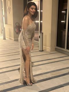 Pranitha feet photo 9