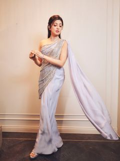 Pranitha feet photo 5