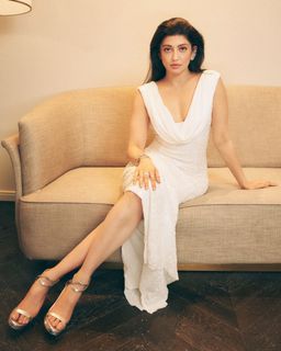 Pranitha feet photo 4