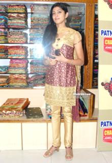 Pranitha feet photo 20