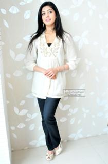 Pranitha feet photo 19