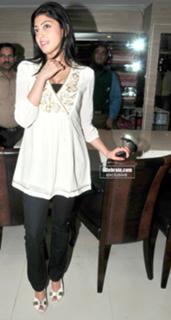 Pranitha feet photo 17