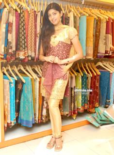 Pranitha feet photo 15