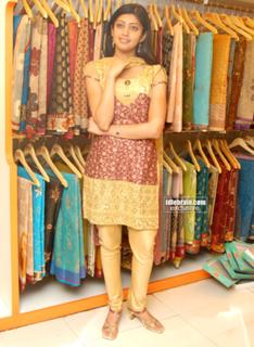Pranitha feet photo 14