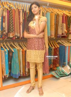 Pranitha feet photo 13