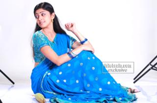 Pranitha feet photo 4