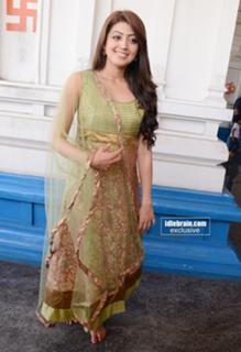 Pranitha feet photo 17