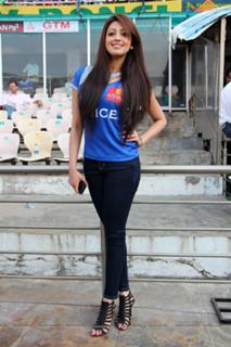 Pranitha feet photo 8