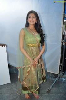 Pranitha feet photo 4