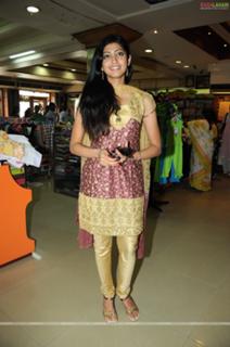 Pranitha feet photo 19