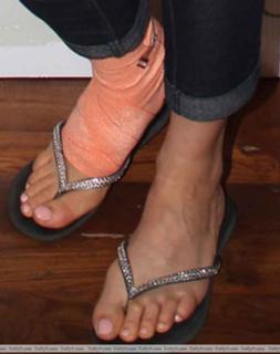 Preity G Zinta feet photo thumbnail