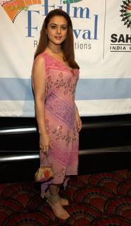 Preity G Zinta feet photo thumbnail