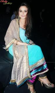 Preity G Zinta feet photo thumbnail