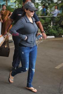Preity G Zinta feet photo thumbnail