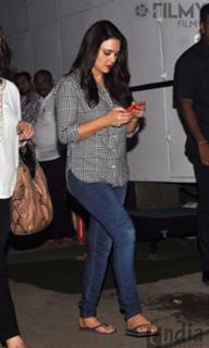 Preity G Zinta feet photo thumbnail