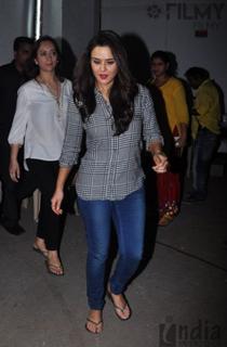 Preity G Zinta feet photo thumbnail