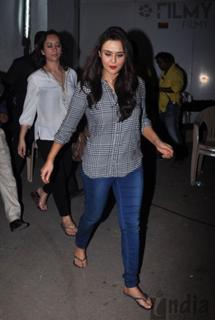Preity G Zinta feet photo thumbnail