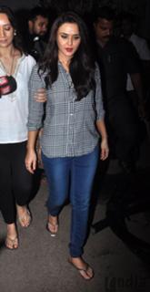 Preity G Zinta feet photo thumbnail