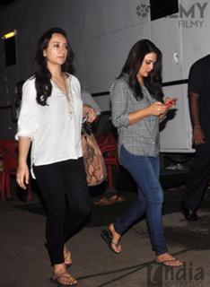 Preity G Zinta feet photo thumbnail